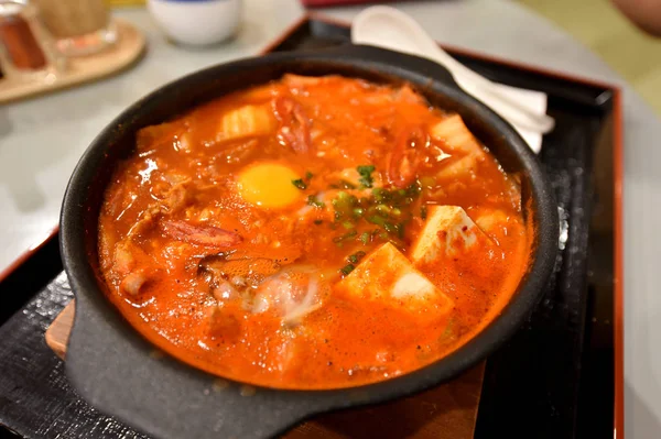 Sopa de kimchi en olla caliente, cocina coreana —  Fotos de Stock