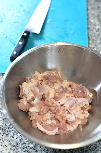 Ακατέργαστο κρέας κοτόπουλου σε ατσάλινο μπολ για μαγείρεμα — Φωτογραφία Αρχείου
