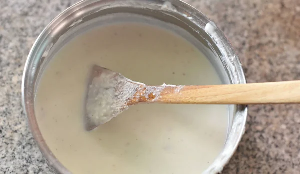 Préparation Sacue blanche crémeuse avec spatule de cuisson — Photo