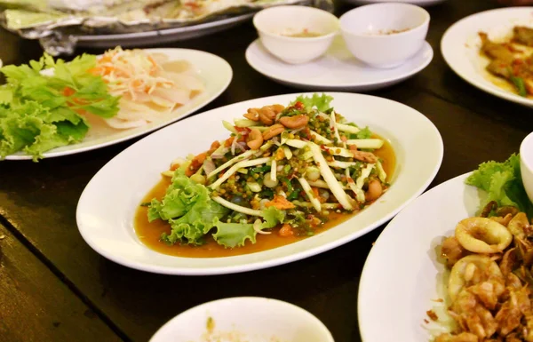 Thaï épicé trois oeufs Salade, Salade de fruits de mer — Photo