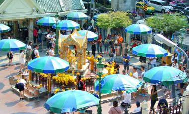 Bangkok, Tayland - 15 Mart 2019 'da Erawan Tapınağı. Turistler, Grand Hyatt Erawan Oteli Ratchaprasong Kavşağı 'ndaki Erawan Tapınağı' nda kıymet kazandı..