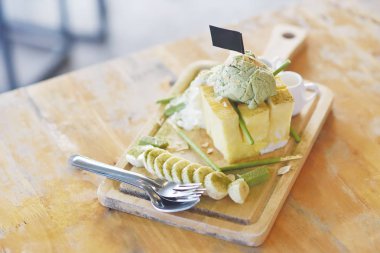 Tatlı menüsü, yeşil çay, dondurma ve muz dilimlenmiş tost.