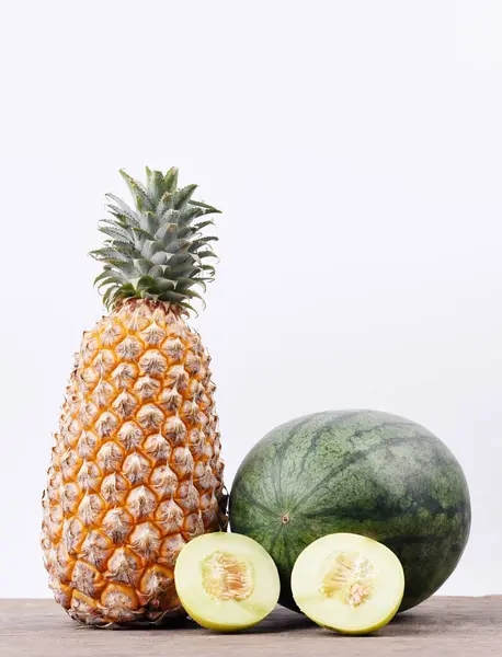 Tropické Ovoce Dřevěném Stole Bílým Pozadím — Stock fotografie