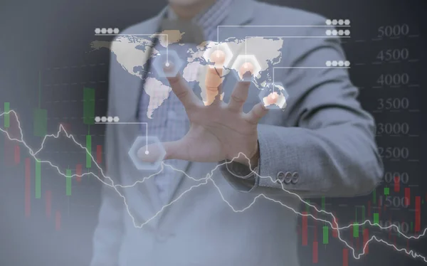 投資とビジネスの背景 ビジネスマンは 株式市場のグラフ技術と仮想画面に触れる — ストック写真