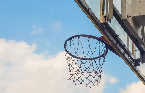 Basketbal Hoepel Met Blauwe Lucht Achtergrond — Stockfoto