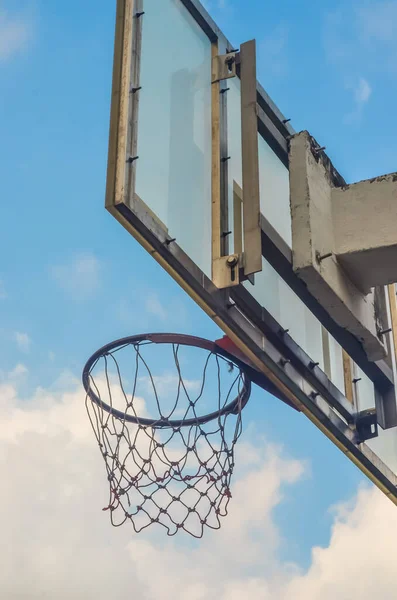 Canestro Basket Con Sfondo Cielo Blu — Foto Stock