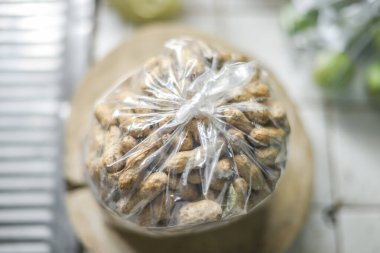 Mutfaktaki plastik poşetin içindeki fıstıklar, yüksek açı manzarası.