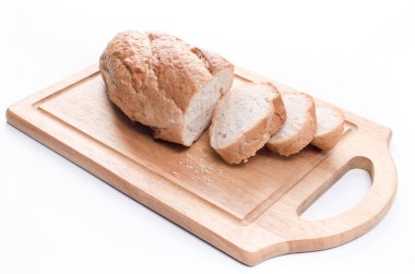 Beyaz arka plan üzerinde izole kesme tahtasında Sourdough Loaf