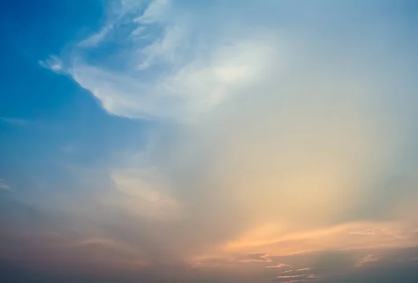 Bel Cielo Crepuscolo Vibrante Con Paesaggio Nuvoloso — Foto Stock