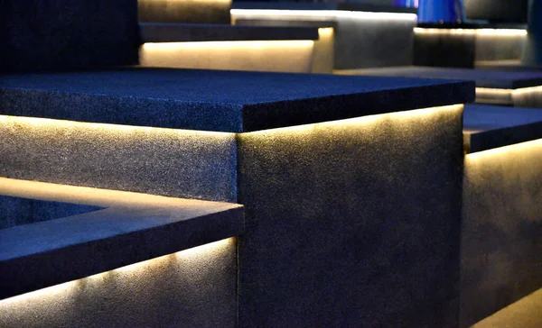 Soyulmuş ışık dekoru beton basamakların altında saklanıyor, açık havada ışıklandırma.