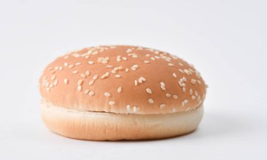 Hamburger ekmeği beyaz arkaplanda izole edilmiş