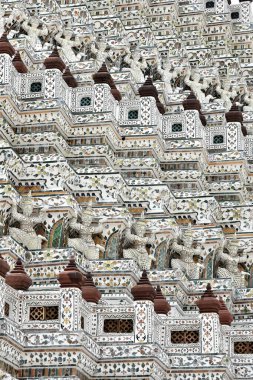 Muhafız devi heykeli Wat Arun Ratchawararam Ratchawarhawihan 'daki Prang binasında (büyük yenilemeden sonra), Bangkok, Tayland 