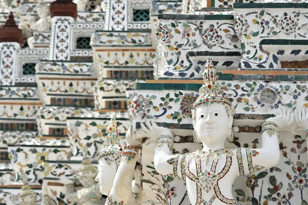泰国曼谷Wat Arun Ratchawararam Ratchawaramahawihan 大修后 的Prang大楼的守护角装饰雕塑 — 图库照片