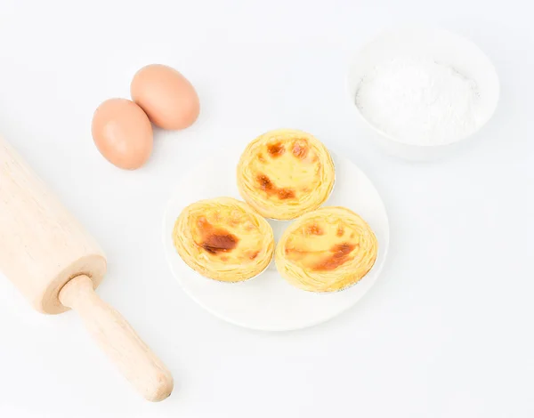 Tortas Ovos Ovos Outros Ingredientes Ferramentas Sobre Fundo Branco — Fotografia de Stock