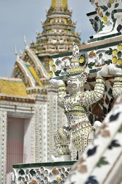 ワット アルン ラチャワラム ラチャワマハワン 大改装後 バンコク タイのプランビルで巨大なガーディアンの彫刻を飾る — ストック写真