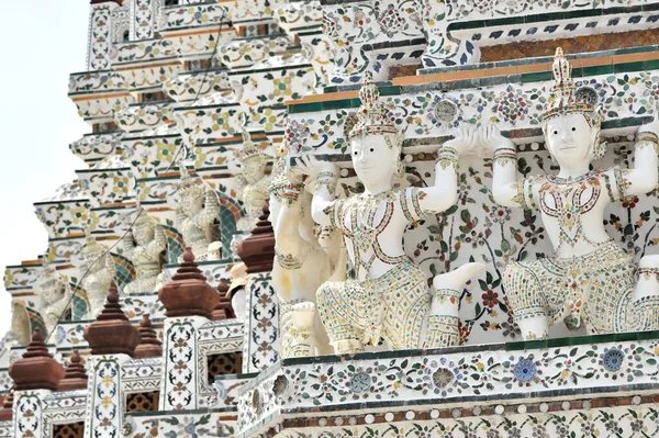 泰国曼谷Wat Arun Ratchawararam Ratchawaramahawihan 大修后 的Prang大楼的守护角装饰雕塑 — 图库照片