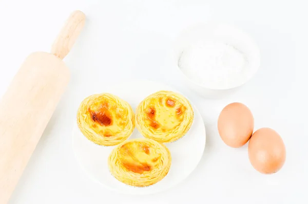 Äggkakor Ägg Och Andra Ingredienser Och Verktyg Vit Bakgrund — Stockfoto