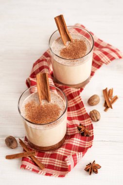 Cam bardakta yumurta likörü, narin bir köpük, baharatlar ve tarçın çubuğu.