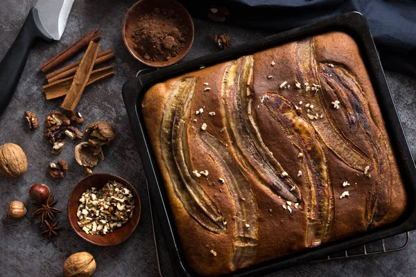 Ciasto bananowe na ciemnym tle, — Zdjęcie stockowe