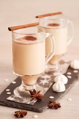 Cam bardakta yumurta likörü, narin bir köpük, baharatlar ve tarçın çubuğu.