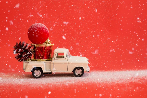 Tor zabawkowego samochodu w śniegu — Zdjęcie stockowe