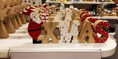 Wroclaw, Polonya - 09.11.2019: Bir süpermarkette Noel süslemeleri ve oyuncaklar satılıyor