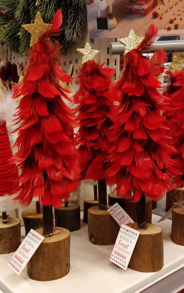 Vratislav, Polsko - 09.11.2019: Vánoční ozdoby a hračky na prodej v supermarketu — Stock fotografie