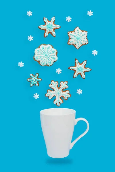 Biscotti di Natale a forma di fiocchi di neve con tazza di latte — Foto Stock