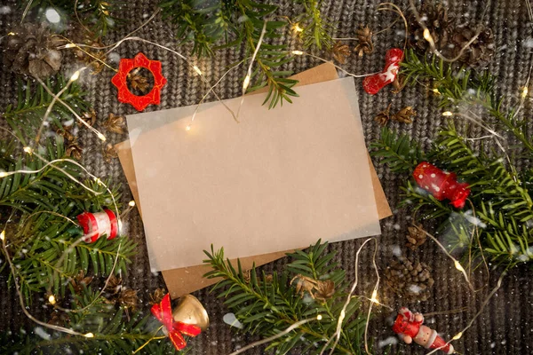 Papel en blanco para escribir una carta a Santa Claus. Fondo oscuro de una bufanda de punto con una guirnalda luminosa —  Fotos de Stock