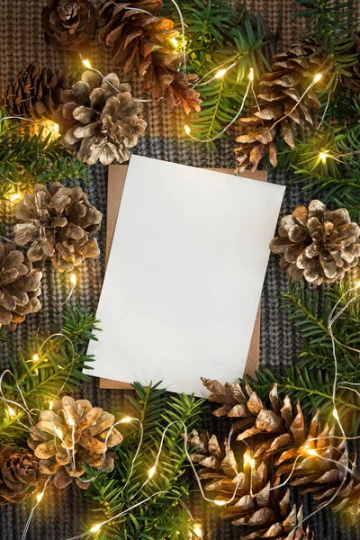 Kerst Donkere achtergrond decoratie van een gebreide trui met een lichtgevende slinger — Stockfoto
