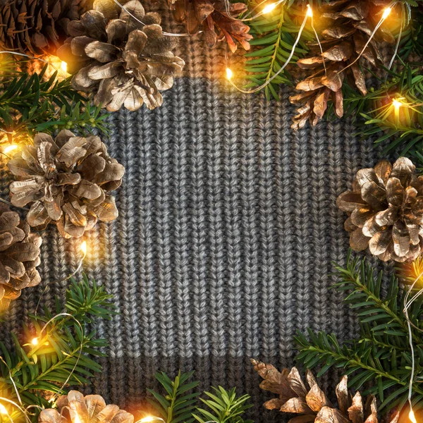 Boże Narodzenie ciemny dekoracji tło z dzianiny sweter — Zdjęcie stockowe