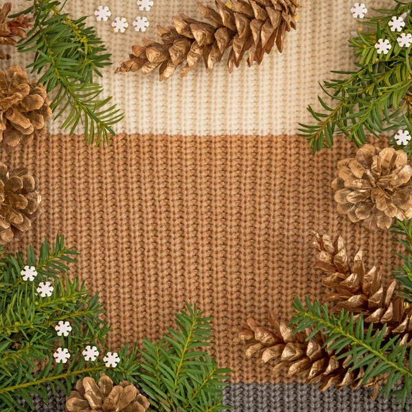 Vánoční okraj na pozadí barvy cappuccino pleteného svetru — Stock fotografie