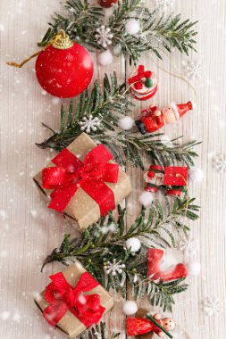 Köknar ağacı, hediyeler ve Noel kırmızı oyuncakları ile Noel sınır çerçevesi