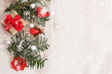 Köknar ağacı, hediyeler ve Noel kırmızı oyuncakları ile Noel sınır çerçevesi