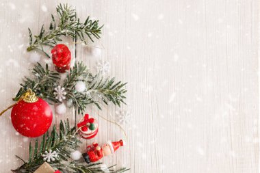 Köknar ağacı, hediyeler ve Noel kırmızı oyuncakları ile Noel sınır çerçevesi