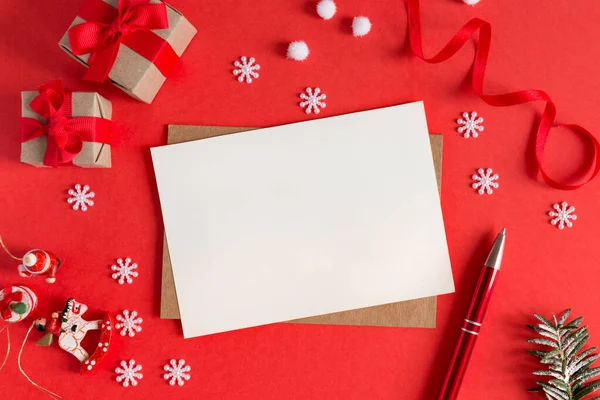 Blanco papier voor het schrijven van een brief aan de Kerstman of gefeliciteerd Vrolijk Kerstfeest — Stockfoto