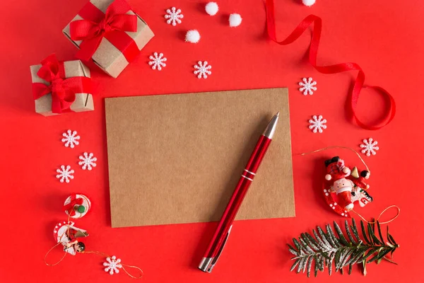 Blanco papier voor het schrijven van een brief aan de Kerstman of gefeliciteerd Vrolijk Kerstfeest — Stockfoto