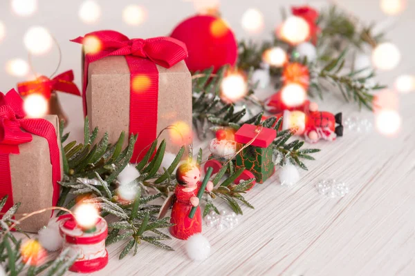 Kerstversiering voor wenskaarten met kerstspeelgoed en cadeaus — Stockfoto