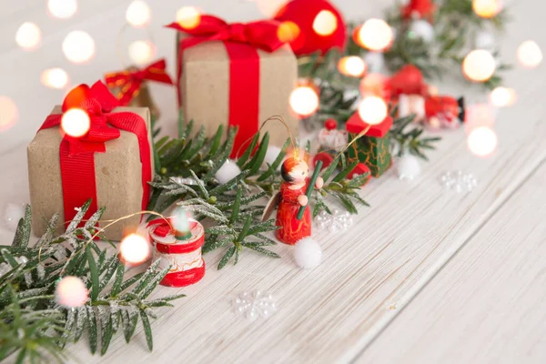 Kerstversiering voor wenskaarten met kerstspeelgoed en cadeaus — Stockfoto