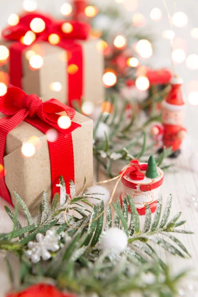 Kerstversiering voor wenskaarten met kerstspeelgoed en cadeaus — Stockfoto