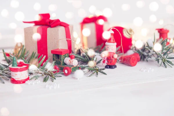 Kerstversiering voor wenskaarten met kerstspeelgoed en cadeaus — Stockfoto