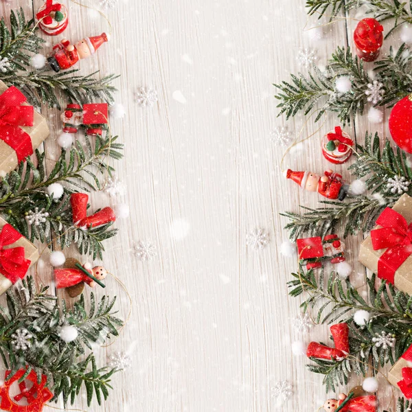 Köknar ağacı, hediyeler ve Noel kırmızı oyuncakları ile Noel sınır çerçevesi — Stok fotoğraf