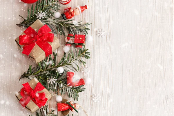 Moldura de borda de Natal com abeto, presentes e brinquedos vermelhos de Natal — Fotografia de Stock