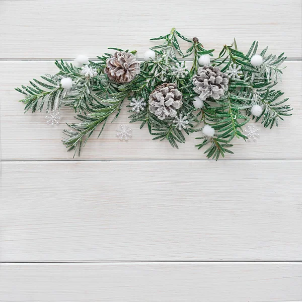 Decoração de Natal com ramo de abeto e cones em uma mesa de madeira — Fotografia de Stock