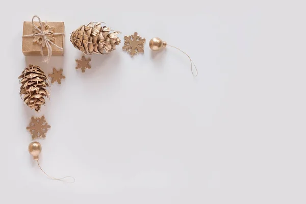 Decorações de Natal em cores douradas sobre fundo branco — Fotografia de Stock