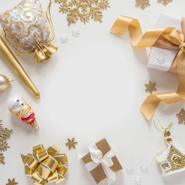 Decoraciones navideñas en colores dorados sobre fondo blanco —  Fotos de Stock