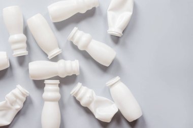 Gri arka planda yiyecek için kullanılan beyaz plastik ambalaj