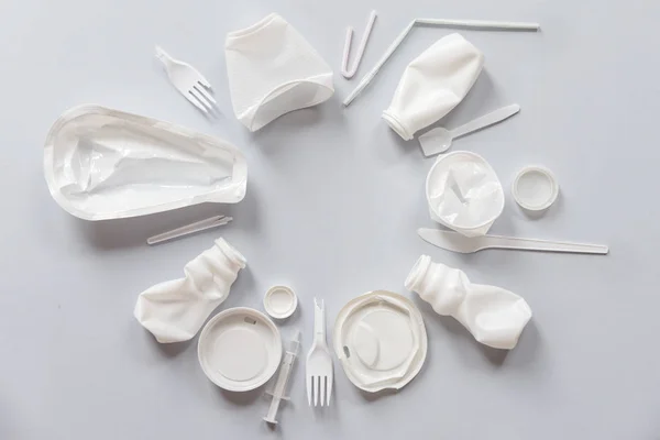 Gebrauchte weiße Plastikverpackungen für Lebensmittel auf grauem Hintergrund Stockbild