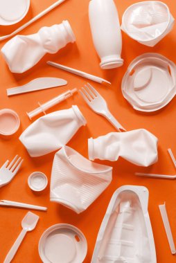 Kırmızı zemin üzerinde yiyecek için kullanılan beyaz plastik ambalaj