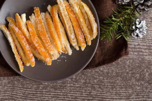 Консервированная апельсиновая кожура в сахаре - любимое рождественское угощение для детей и взрослых — стоковое фото